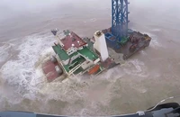 Tàu Trung Quốc gãy đôi trên Biển Đông: Cơ hội 27 thủy thủ sống sót 'rất mong manh'. Ảnh: CNA