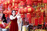 Người dân hớn hở check in phố bán bao lì xì ở Nha Trang