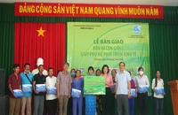 Khối Thi đua 5 - UBND TP. HCM tặng quà, hỗ trợ vốn, con giống tại Côn Đảo