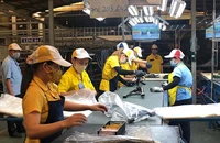 Lương đủ sống, chẳng ai muốn ở lại nhà máy tăng ca