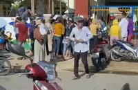 Phụ huynh vứt dép, chen nhau chạy vào trường đăng ký học cho con