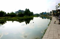 Bổ sung lan can hồ Bún Xáng sau vụ 1 phụ nữ rơi hồ tử vong