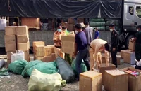 Bắt xe chở hàng nước ngoài trị giá tiền tỉ nghi nhập lậu