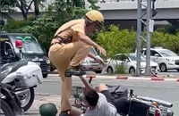 CSGT dùng chân đạp vào nam thanh niên. Ảnh cắt từ clip