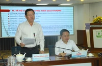 Ông Nguyễn Hoàng Hưng, Phó Trưởng ban Thi đua – Khen thưởng TP.HCM, trả lời tại họp báo. Ảnh: LÊ THOA