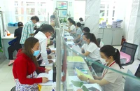 Cán bộ quận 1 đang giải quyết thủ tục cho người dân. Ảnh: LÊ THOA