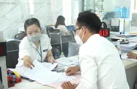 Cán bộ TP.HCM đang tiếp nhận hồ sơ của người dân. Ảnh: LÊ THOA