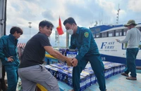 Vận chuyển quà tặng của chương trình cho ngư dân. Ảnh: TỰ SANG