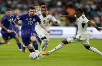 Messi ra sân