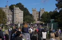 Người dân tập trung bên ngoài Lâu đài Windsor để đặt hoa cho Nữ hoàng Elizabeth II ngày 17-9. Ảnh AP