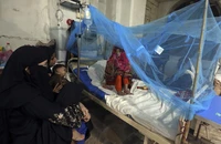 Bệnh nhân Pakistan bị sốt xuất huyết đang được điều trị tại một bệnh viện ở thành phố Karachi, tỉnh Sindh (Pakistan) ngày 24-9. Ảnh: AP
