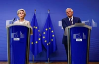 Chủ tịch Ủy ban Châu Âu - bà Ursula von der Leyen và Đại diện Cấp cao EU về Chính sách Đối ngoại và An ninh - ông Josep Borrell phát biểu trước truyền thông về cuộc xung đột Ukraine tại Brussels (Bỉ) ngày 28-9. Ảnh: REUTERS