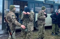 Các binh sĩ Ukraine được trả tự do trong đợt trao đổi tù binh ngày 31-12-2022. Ảnh: REUTERS
