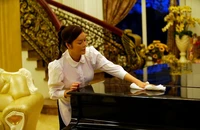 Bất ngờ hé lộ cảnh Lý Nhã Kỳ đi làm thuê, bị tát và dầm mưa trong 'Kẻ thứ 3'