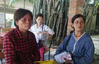Đánh tráo giấy dò kết quả, lừa tiền người bán vé số dạo