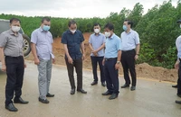 Thứ trưởng Bộ GTVT kiểm tra cao tốc Cam Lộ - La Sơn trước bão số 5