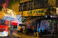 Cảnh sát dùng xe thang cứu 3 người kẹt trong quán game bốc cháy lúc rạng sáng