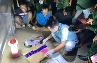 Ôm mẹ và con thơ khóc nức nở sau khi bị bắt vì ma túy
