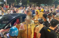 Người dân truy đuổi ô tô nghi gây tai nạn bỏ chạy