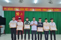 Lao xuống biển cứu học sinh đuối nước, 6 người được khen
