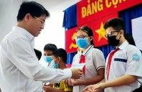 Trao 120 suất học bổng cho học sinh khó khăn tại quận Phú Nhuận, TP.HCM
