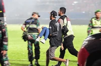 Bóng đá Indonesia đối mặt với 'thảm họa kép'