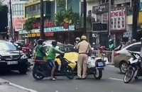 Xác minh clip ô tô tông xe đặc chủng CSGT rồi bỏ chạy