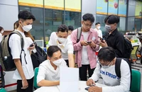 Sau khi biết điểm chuẩn đại học, thí sinh nườm nượp đổ về TP.HCM nhập học