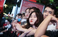 Cả ngàn người ở phố đi bộ Hồ Gươm cổ vũ trận Chung kết giữa U23 Việt Nam - Thái Lan