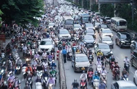 Hà Nội: Giao thông trên đường Nguyễn Trãi vẫn 'loạn' sau 3 ngày lắp dải phân cách