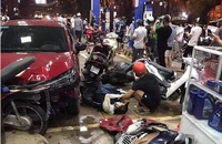 Xe ô tô lao vào cửa hàng xăng dầu, nhiều người và phương tiện nằm ngổn ngang