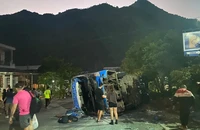 Xe khách lật nghiêng, nhiều người bị thương
