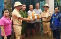 Cục CSGT hỗ trợ người dân Đà Nẵng bị ảnh hưởng do mưa lũ