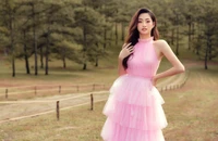 Lương Thùy Linh thả dáng ngọt ngào giữa đồi cỏ hồng Đà Lạt