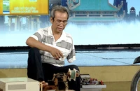 Nghị lực phi thường của người đàn ông khuyết tật gồng gánh nuôi mẹ già 99 tuổi