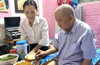 Hoa hậu Mai Phương thăm nghệ sĩ Mạc Can