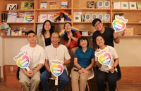 Phụ huynh người LGBT trăn trở về quyền kết hôn của con mình