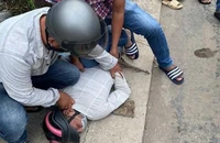 Cô gái bị giật điện thoại phóng xe tông ngã nhóm 'cản địa'