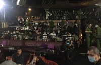 Bar Ferso tiếp tục bị kiểm tra, 20 'dân chơi' bị đưa lên phường