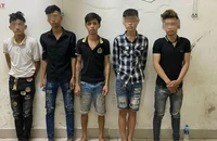 Cầm ba chĩa xông vào quán nhậu đâm người, cướp xe