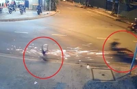 Bé 4 tuổi bị xe máy đâm văng sáu mét ở Hóc Môn