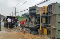 Xe ben nổ lốp, tông dải phân cách, lật ngang ở làn xe máy