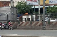 Đi bộ băng qua dải phân cách, bị xe máy chạy trong làn ô tô tông trúng