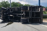 Mất phanh, xe tải cẩu lật ngang trên Quốc lộ 1
