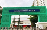 Mái che sân trường đổ sập lúc học sinh đang học