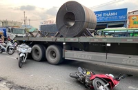 Xe đầu kéo chở thép cuộn cán chết người phụ nữ ở Bình Chánh