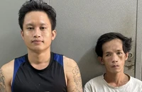 Dừng xe nghe điện thoại bị dí hung khí vào cổ lấy tài sản