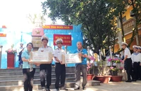 Sách 'Những điều cần biết về đánh bắt hải sản' đến với đồng bào, chiến sĩ Trường Sa