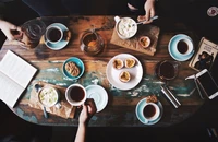 Uống cà phê ngoài quán, chuyện gì xảy ra?