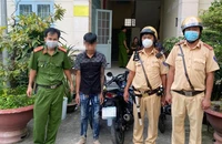 CSGT TP.HCM bàn giao người và tang vật cho công an địa phương thụ lý. Ảnh: PC08